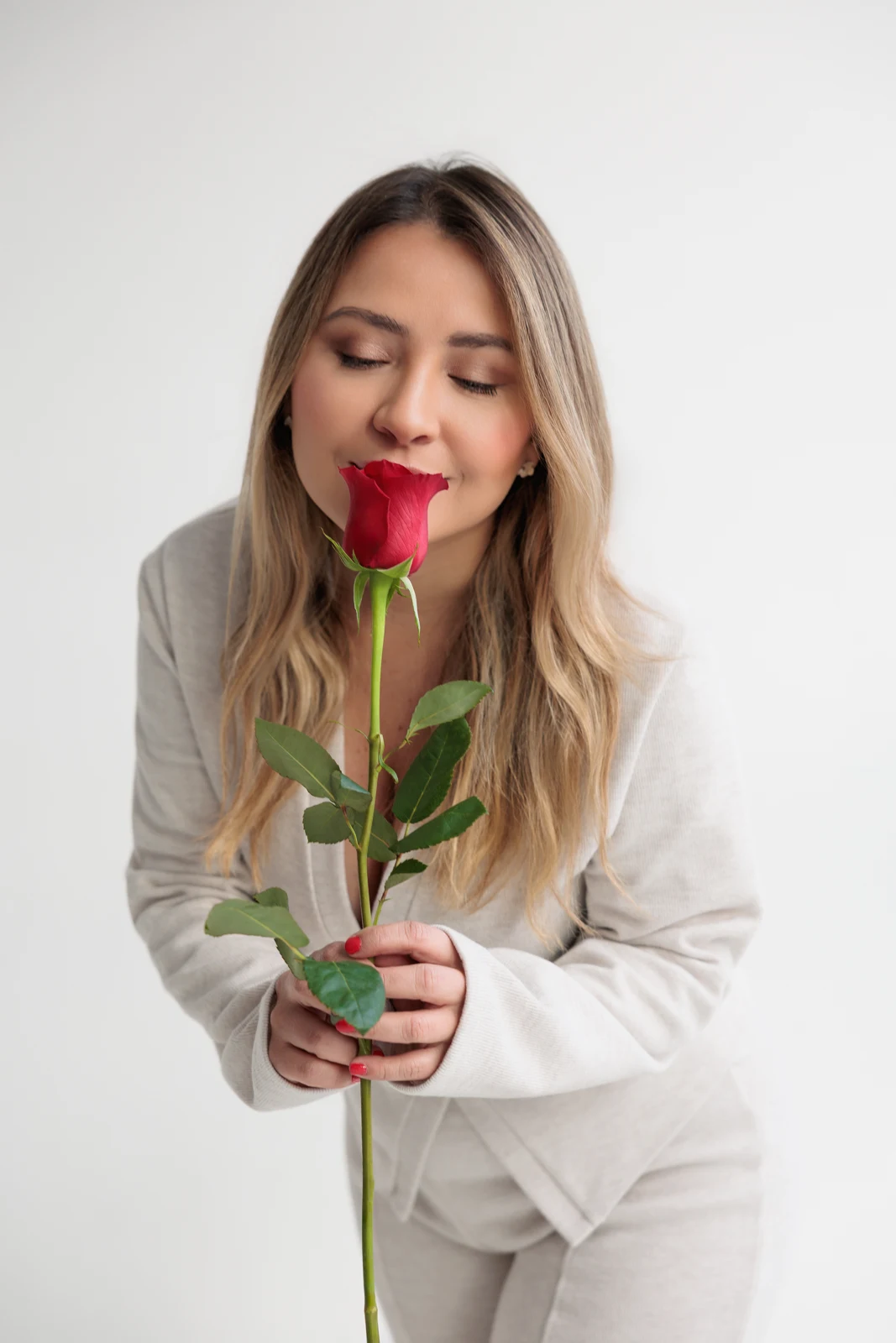 María Hincapié, diseñadora gráfica y estratega de marca, sosteniendo una rosa